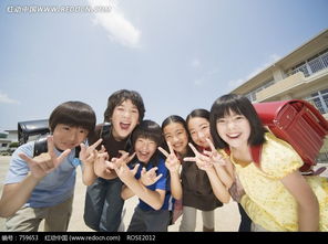 学生们在病床前送花合影