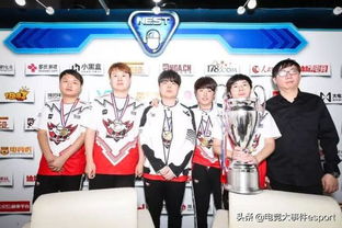 JDG战队成员在餐厅中开心吃饭