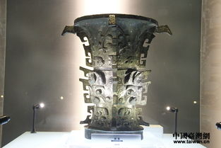 博物馆内的青铜器与灯光交相辉映