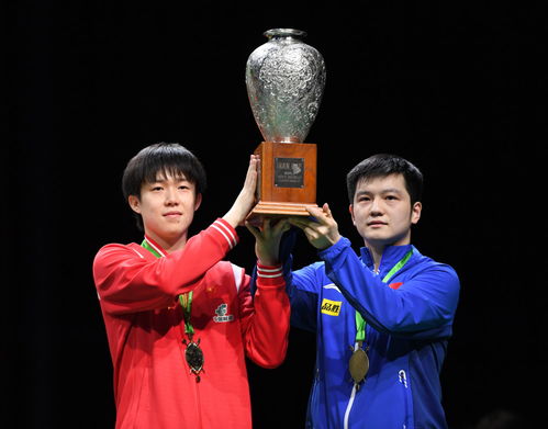 王楚钦高举奖杯庆祝胜利