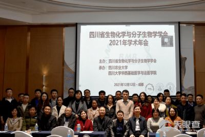 中国科学院成都生物研究所实验师接受采访现场照片