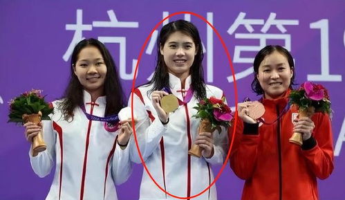 张雨霏在颁奖仪式上