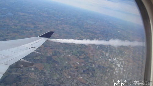 导弹尾迹形成的扇形光带现象