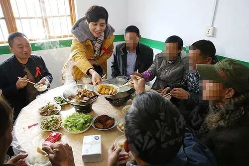 驻村书记与村民共进午餐场景
