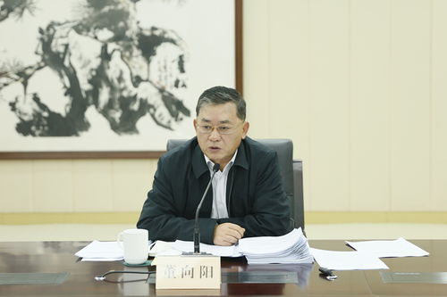 市委书记在河道边听取汇报