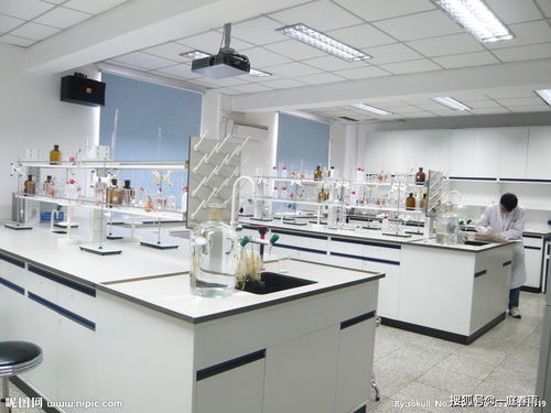 中国工程师在实验室测试国产AI芯片