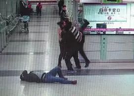 男子在医院急救室接受治疗