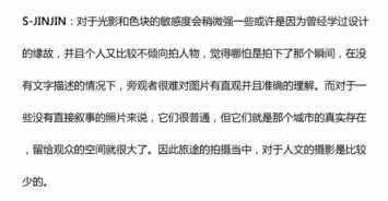 一群年轻人在教室里聊天