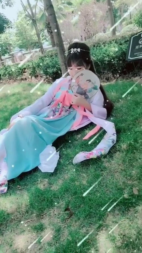 李晟在户外晒太阳放松心情