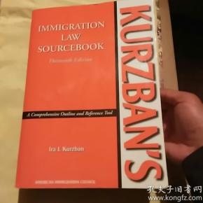 一本英文原版书籍放在桌上