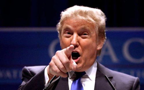 特朗普面对记者提问表情严肃