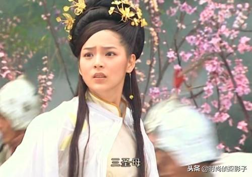 叶舒华手持团扇微笑