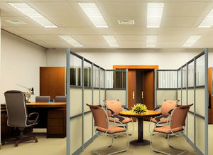 一位现代女性在办公室中沉思