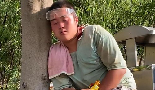 龙麻子与女友在坟前合影