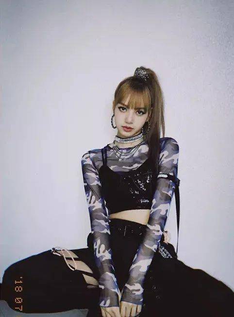 Lisa生前个人照侧影微笑