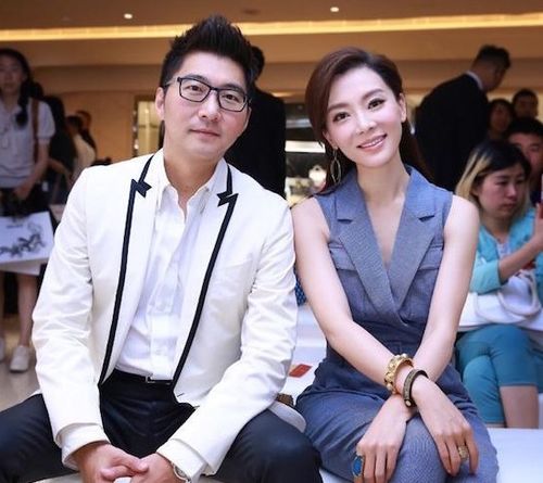 艾威在妻子Lisa葬礼上神情悲痛