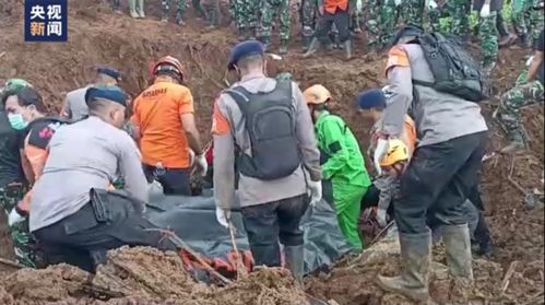 志愿者在废墟中搜救幸存者的画面