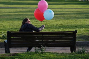 一位女子坐在公园长椅上沉思
