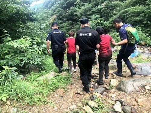 几名驴友围坐在一起讨论问题