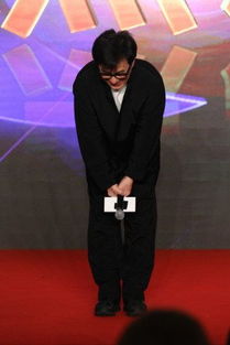 周深向观众鞠躬致谢