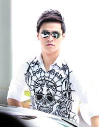 孙杨坐在豪华跑车内