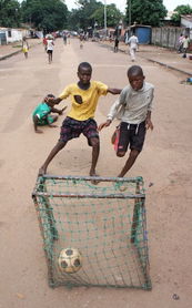 青岛街头踢球的孩子们