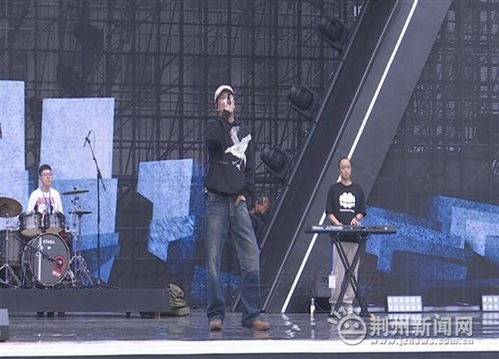 周深与台下观众热情互动