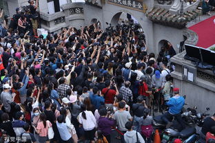 婚礼现场冲突人群围观