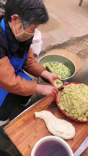 海地大妈制作馅饼场景