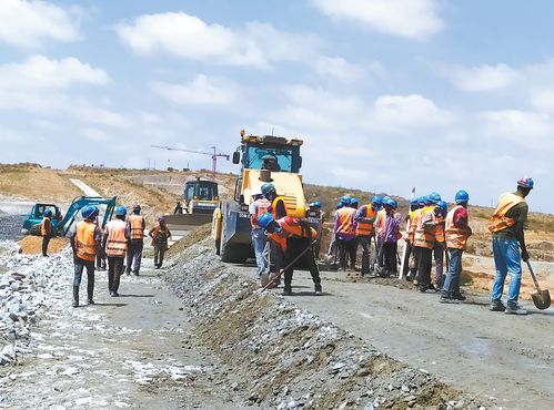 当地工人在大坝工地上作业