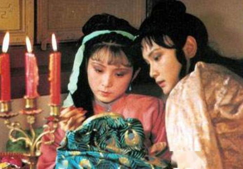 晴雯低头做针线活