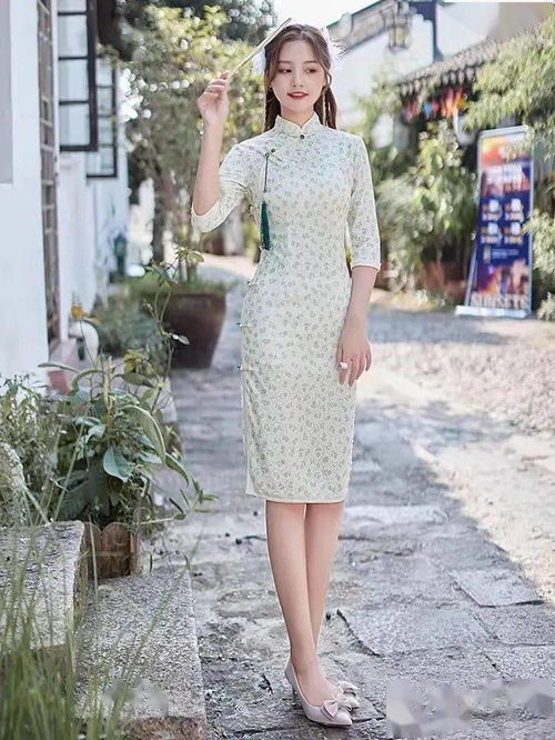 景甜穿着现代改良款旗袍的写真