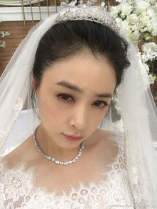 蒋欣穿着婚纱自拍的照片