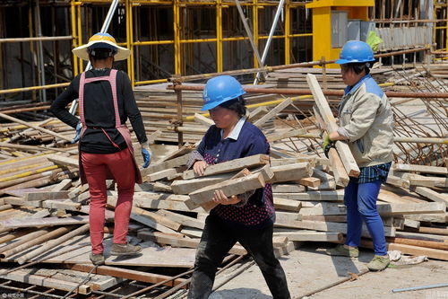 女子在建筑工地扛楼还债