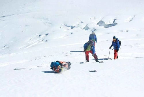 无腿青年用手臂攀登雪山