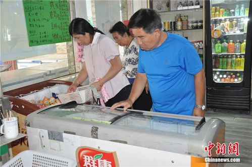 市民在超市购买冷饮解暑