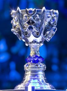 广州TTG战队高举冠军奖杯庆祝