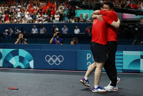 王皓高举樊振东庆祝夺冠