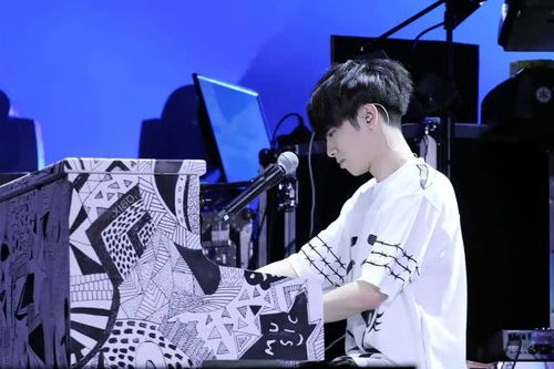 华晨宇手持啤酒与粉丝互动