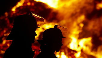 众人默哀致敬场景