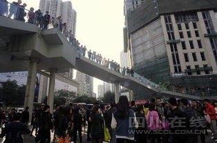 市民围观成都春熙路3D蛇广告