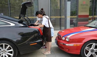 女子驾驶豪华轿车