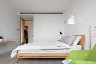 极简风格卧室布置原木家具与白色墙面搭配