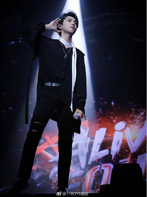 陈奕迅演唱会脱衣卖萌现场照片