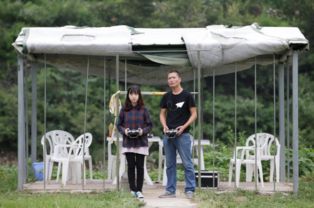 学员正在操作无人机训练