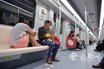 地铁车厢内不同年龄乘客相互微笑交流场景