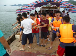 海边的小渔船和渔民的身影