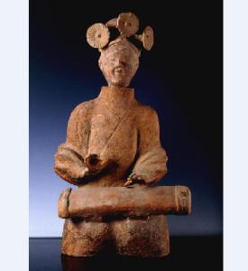 博物馆角落里的呆萌陶俑