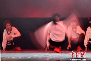 街舞舞者在舞台表演动作