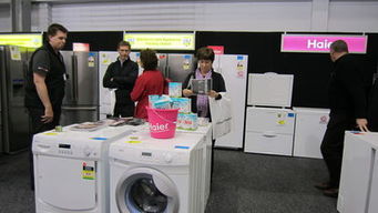 农村地区展示新型节能家电和新能源汽车的活动现场